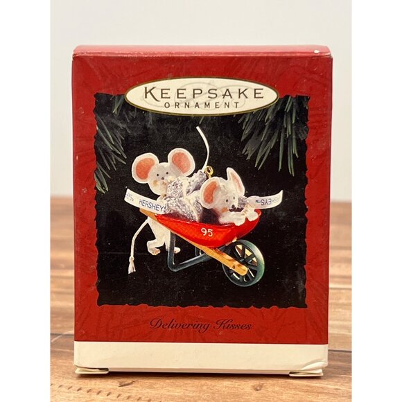 1995 HALLMARK HERSHEY ORNAMENT QX4107 DELIVERING KISSES 2 MICE WITH WHEELBARROW - Picture 2 of 12
